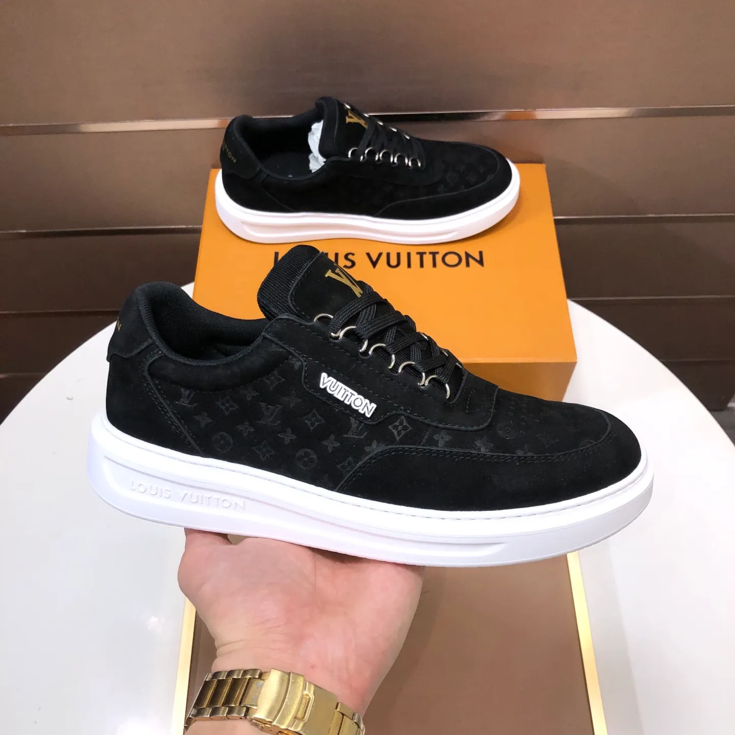 Factory batch 640💰original development, quality shipment, welcome to compare - LV sneaker series sports shoes introduce the loose silhouette of the ready-to-wear series into the spring and summer men's wear shows and make an eye-catching appearance. The cow leather upper is combined with rough fabric laces, and colorful beading highlights the brand's classic elements. LV letters mark the tongue and Monogram floral outsole. Mixed materials Made of top-grain cowhide, thick shoelace design, large Monogram print on the side, mesh lining and cotton feet, the comfort is as extreme as ever, premium heritage, quality first, worth owning! Size: Men’s 38-45 (45 is custom-made and cannot be returned or exchanged)